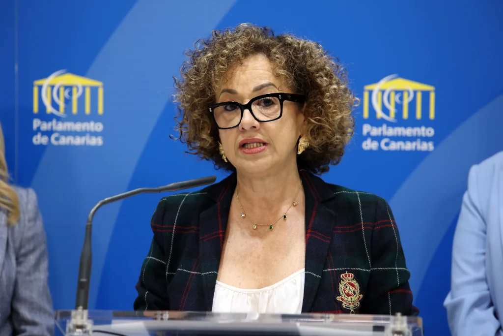 La presidenta del Parlamento de Canarias, se presenta como embajadora de los premios "Más Mujer"