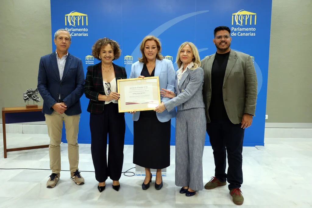 La presidenta del Parlamento de Canarias, se presenta como embajadora de los premios "Más Mujer"